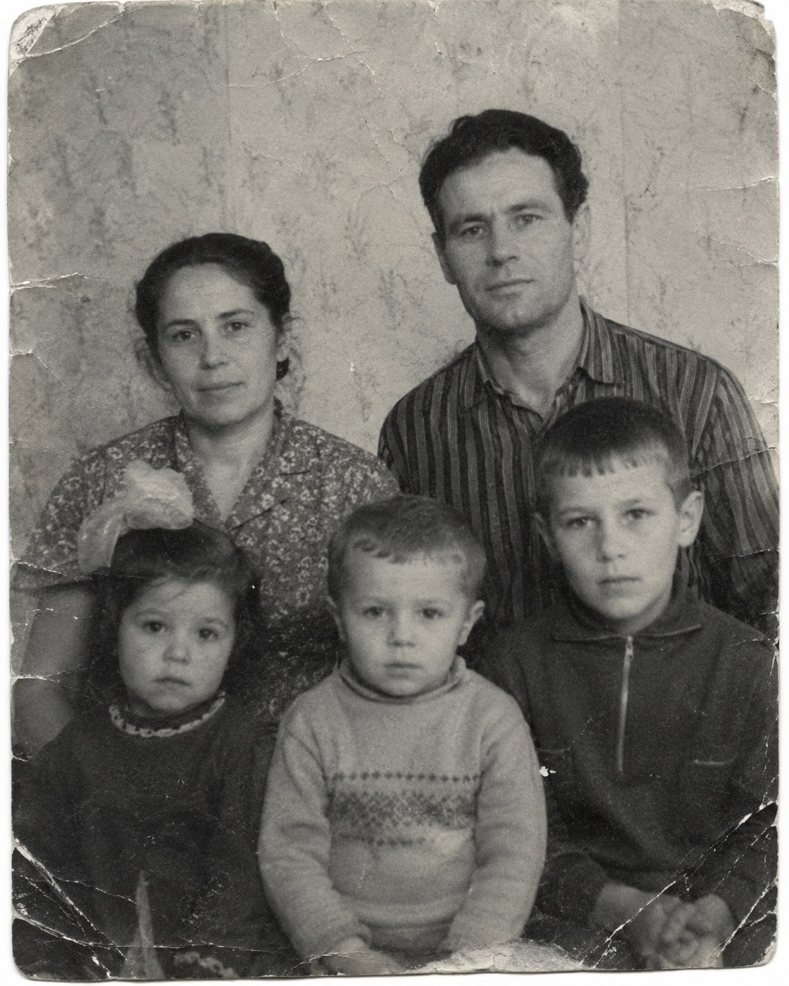 Старая семейная фотография с заломами: родители и трое детей